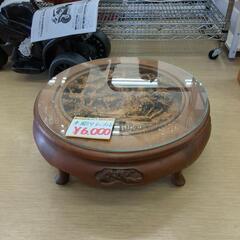 南国系◆彫刻テーブル◆ガラス天板あり◆細かい細工彫◆小傷はあります。【浜村鹿野温泉ICから3分 買取本舗 宮本リサイクル 営業時間9～19時 定休日水曜のみ←連絡できませんm(_ _)m】の画像