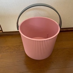 ピンクおしゃれバケツ。サイズ約直径25㌢高さ20㌢。約8 L入る...