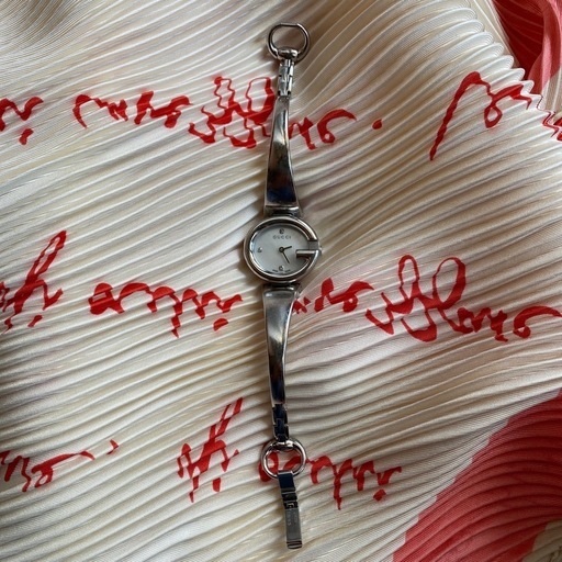 Gucci(グッチ)  腕時計: Gバルーン 3Pダイヤ バングル