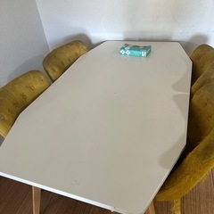 17日に大型ゴミに出します！ダイニングテーブルの画像