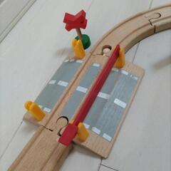 ブリオ　BRIO 踏切　電車　おもちゃの画像