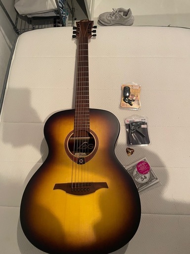 ギター（ケース、ピック、チューナーその他付き）