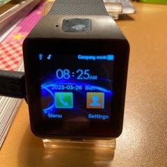 スマートウォッチ。充電コード付き。