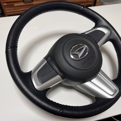値下げ！ダイハツ純正革ハンドル黒中身入りの画像