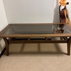 天板がガラスのテーブルの画像