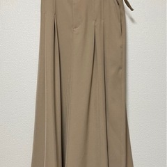 ★新品2024秋　REDYAZEL ハイウエストタックフレアパンツ　ベージュ ワイドパンツ の画像