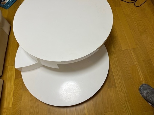 素敵な白いソファーチェアとテーブル