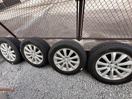22年製スタッドレスタイヤ・ホイール付き　235/65R18