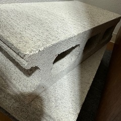 【あげます】コンクリートブロック2個　室内使用の画像