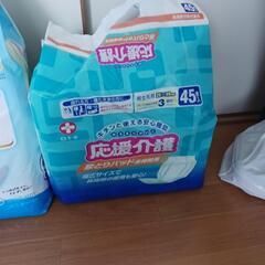 大人用紙おむつ、尿とりパッド使いかけの画像