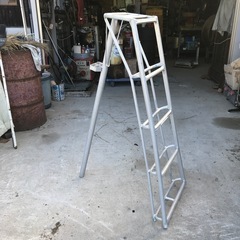 アルミの脚立　正味長さ124cm　カットしてあります。の画像