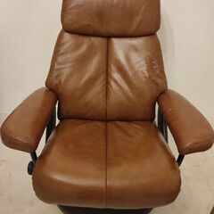 新品保証付き　ニトリ　パーソナルチェア　椅子　一人掛けソファ　KE01 MBR　オットマン付きの画像