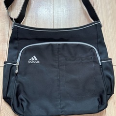 adidas 斜め掛けバックの画像