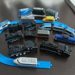 小さい電車の玩具