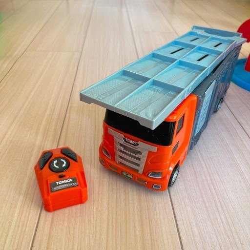 トミカ　大回転発車！リモコンビックキャリアカー