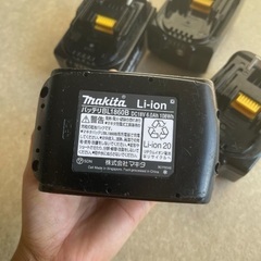 Makita バックバッテリー4個があります。