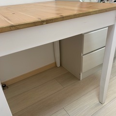 IKEAダイニングテーブルと椅子一個の画像