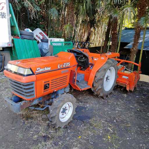 KUBOTA　トラクター　L1-235D。4x4。ウオーターポンプが壊れている。ガスケッツでエンジンかかりません。
