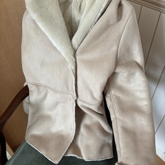 YECCA VECCA（イェッカヴェッカ）フード付き フェイク ムートン コート の画像