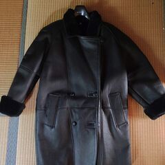 4. 再度、お値下げしました！　未使用女性用　リアル羊皮　ムートンコートの画像