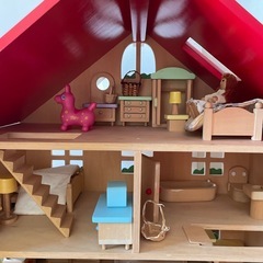 赤い屋根のドールハウスの画像