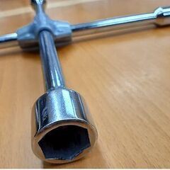 【タイヤ交換に!! 十字レンチ】ソケットサイズ17/19/21/23mm 約35.7×35.7cm メルテック クロスレンチ タイヤ交換工具 ハンドツール 札幌 北20条店の画像