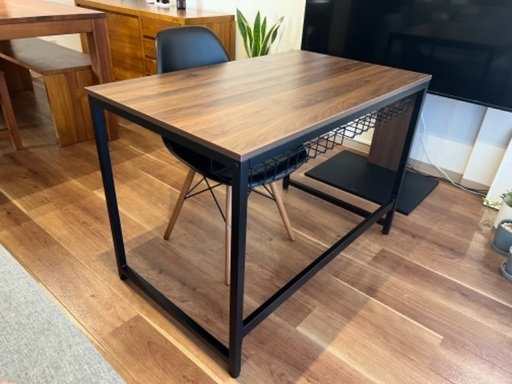 パソコンデスクとイームズチェア