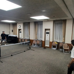 ゲームナイトで新しい友達を作りましょう！卓球、カードゲーム、ピッ...