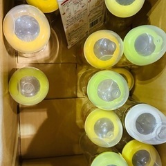 ベビー服、哺乳瓶の画像