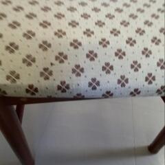 ダイニングチェア3脚とテーブルの画像