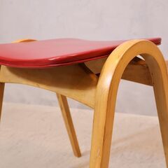 剣持勇デザインの秋田木工 No.202 スタッキングスツールです。曲木を