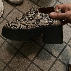 ワニ柄厚底靴の画像