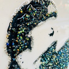 《売約済》【武蔵小山店】特大 大盤 インテリア 水晶パネル アートパネル バンクシー フラワーボンバー　flower bomber 花束を投げる男 フラワーボム 黒フレーム付き クリスタル 絵 イラスト おしゃれ 高級感 モダン 男性 男 花束 花 絵画 北欧 アートポスター インテリア 芸術 雑貨 アート パネル 水晶絵 水晶  飾る 壁掛け 床置き ラウンジ リビング エントランス ベッドルーム 寝室 玄関 美容室 美容院 白 黒 ホワイト ブラックの画像