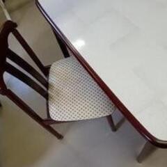 ダイニングチェア3脚とテーブルの画像