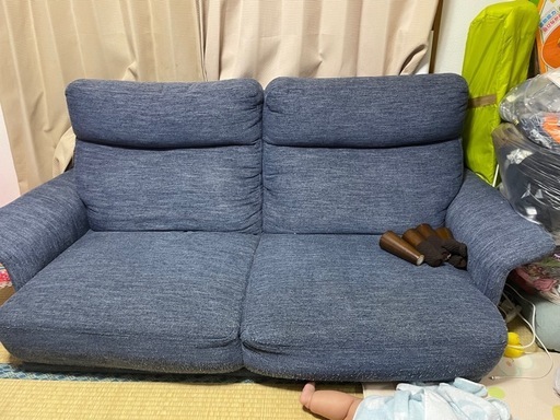 3人掛けソファ　足付き　クッション付き