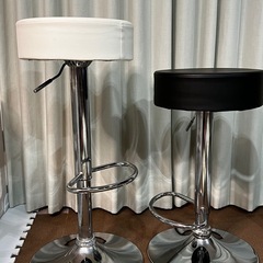 昇降丸椅子(黒、白)の画像