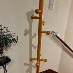 木製ポールハンガーの画像