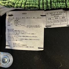 ダイニング丸テーブルと、椅子二脚の画像