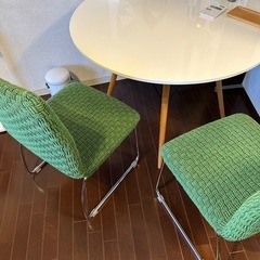 ダイニング丸テーブルと、椅子二脚