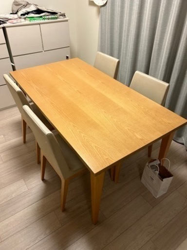 ダイニングテーブルとイス4脚セット