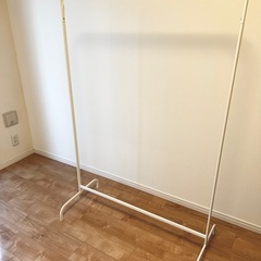IKEA 洋服掛け ミニマリスティックデザイン シンプルの画像