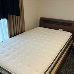 ニトリのセミダブルのベッドです。