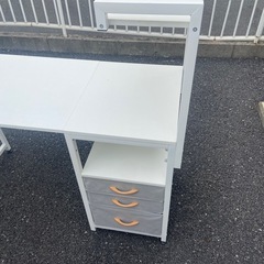 パソコンデスクの画像