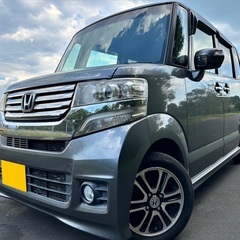 安心の1年保証付き‼️25年式！月々1.2万円〜分割払い可❗️ 車検2年付き！【名義変更代込み】大人気☆ホンダ N-BOXカスタム☆ステアリングスイッチ付き☆HDDナビ付き☆走行中DVD見れます☆ETC付き☆バックカメラ付き☆電動スライドドア♪しかも両側☆ドラレコ付き☆スマートキー☆フルオートエアコン☆事故歴修復歴なし☆そのまま乗って帰れます❗️の画像