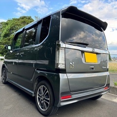 安心の1年保証付き‼️25年式！月々1.2万円〜分割払い可❗️ 車検2年付き！【名義変更代込み】大人気☆ホンダ N-BOXカスタム☆ステアリングスイッチ付き☆HDDナビ付き☆走行中DVD見れます☆ETC付き☆バックカメラ付き☆電動スライドドア♪しかも両側☆ドラレコ付き☆スマートキー☆フルオートエアコン☆事故歴修復歴なし☆そのまま乗って帰れます❗️の画像