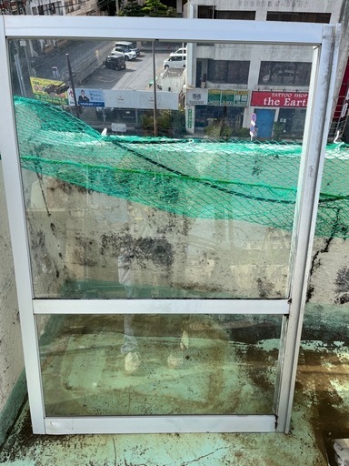 窓枠と窓