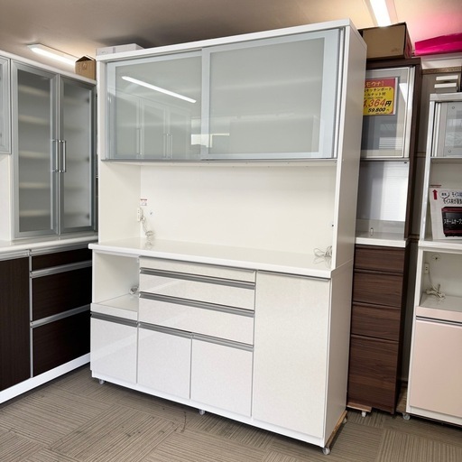 【新品同様‼️】定価244,200円♪ 高級 松田家具 156cm幅キッチンボード《スモーク 1600レンジ》 食器棚 収納家具 大理石調ホワイト♪
