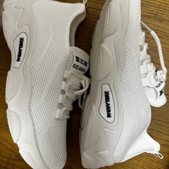 【新品】スニーカー　ホワイト　39.0の画像