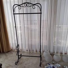 コート掛けとハンガーラックの画像