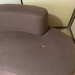 茶色いソファの画像